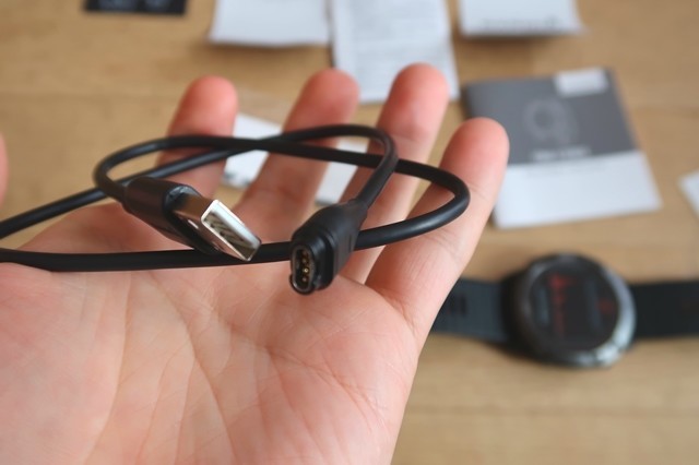 ガーミン登山GPSソーラー腕時計専用のUSBコード