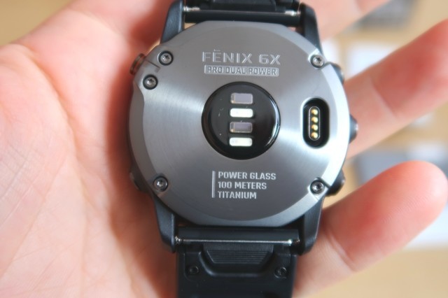 時計の裏側本体の右側にUSB端子の差込口