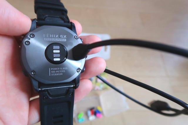 ガーミンのGPS腕時計充電の様子