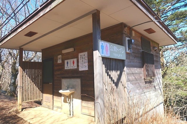 三つ峠山山頂公衆トイレ