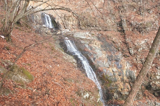 初滝を見下ろす