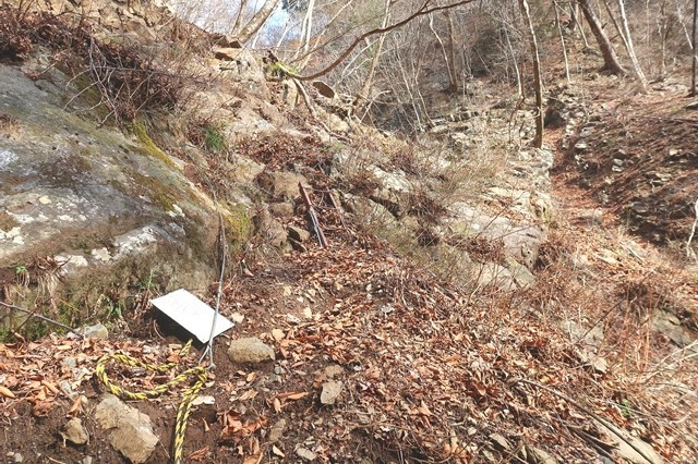 滑落しそうな登山道