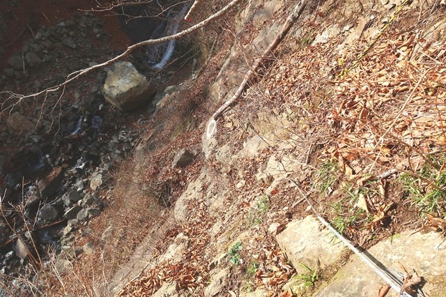 三つ峠北口登山道の核心部にワイヤーロープがある