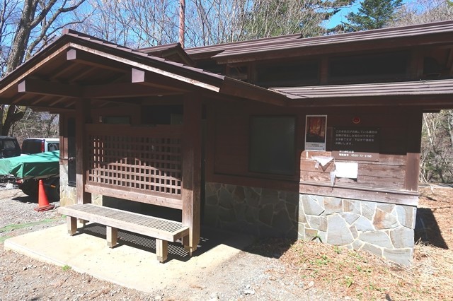 三ツ峠山登山口バス停付近の公衆トイレ