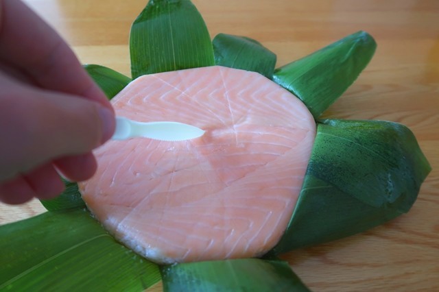 鱒のすしをカットする前の様子