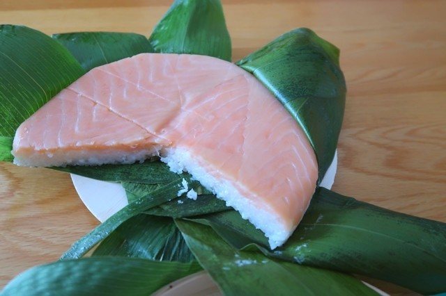 寿々屋の鱒のすし食べている様子