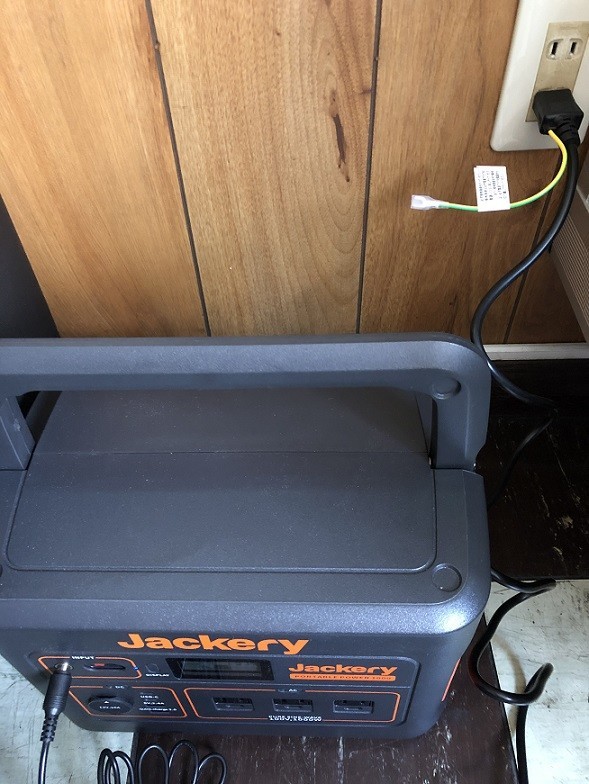 コンセントに差し込んでJackeryポータブル電源のINPUTに端子を装着