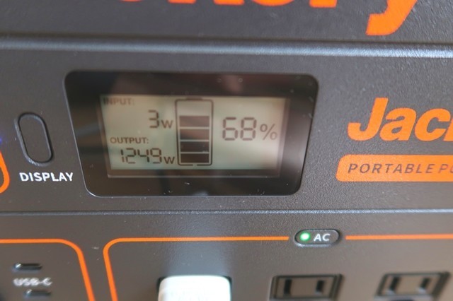 ドライヤーの消費電力(output)は1,300w弱と表示された