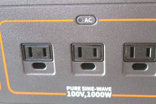 Jackeryポータブル電源1000は家庭用電源るAC電源が3つ付いている