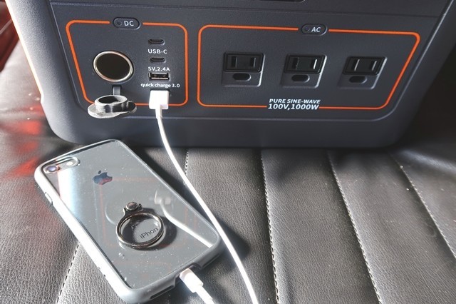 Jackeryポータブル電源1000からスマホを充電している様子