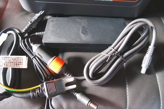 車のシガーソケットから充電するために必要なコード