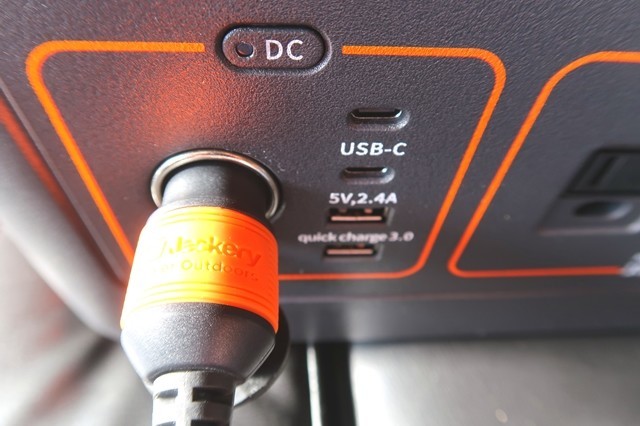 車のシガーソケットからJackeryポータブル電源1000に差し込んで充電する