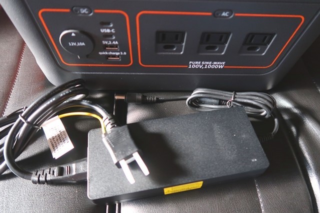 家庭の電源からJackeryポータブル電源1000へ充電