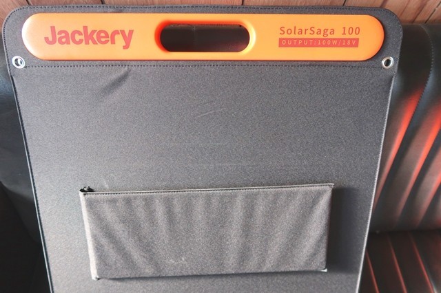 Jackeryソーラーパネル100を半分に折り畳んで収納