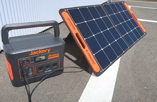 Jackeryソーラーパネル100の端子をJackeryポータブル電源へ差し込んでいる様子
