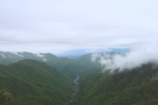 綺麗な雲と山並みの景色