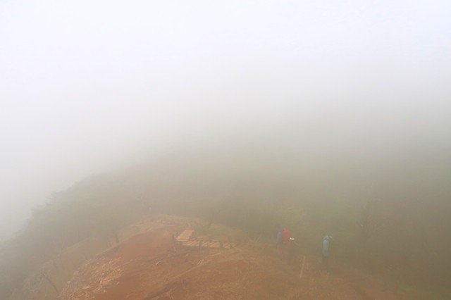 濃霧の登山道