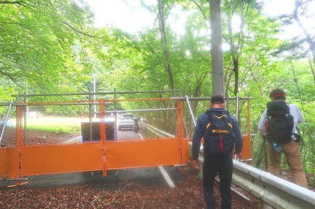 大瀬戸トンネル周辺のゲートと登山者