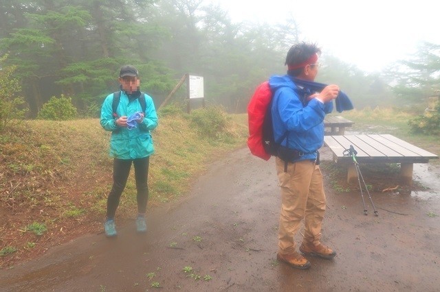 姫次の登山者二人