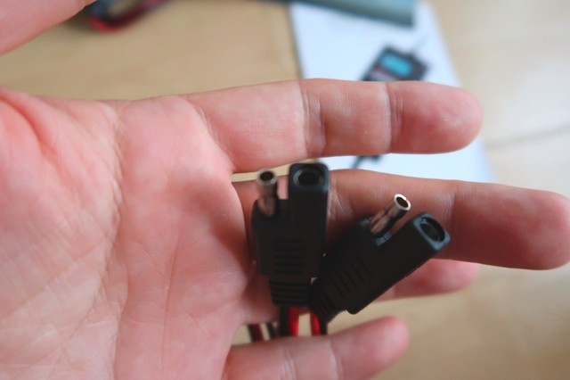 バッテリー充電器の本体と、クリップコード、丸型コード接続部分
