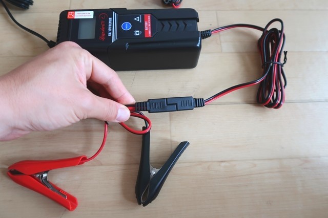 バッテリー充電器の本体とクリップコードを接続した状態