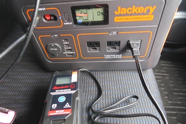 バッテリー充電器を使って充電の様子