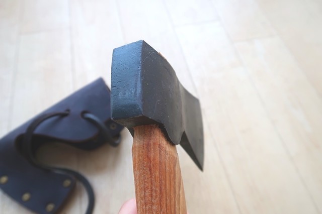 手斧は金槌を使て薪を割ってはいけない