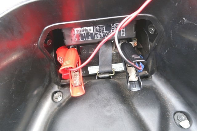 バイク用充電器でpcxバッテリー充電 使い方と場所 充電時間 おすすめの充電器 自由気ままにアンザイレン バイク用充電器でpcxバッテリー充電 使い方と場所 充電時間 おすすめの充電器 自由気ままにアンザイレン