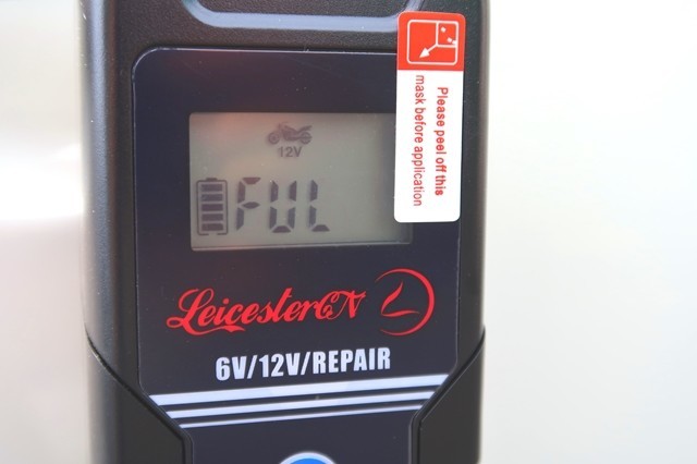 バイクのバッテリー充電が完了した様子
