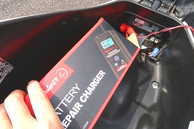 ＰＣＸのメットインの中に充電器を保管した状態