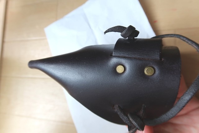 コロニルを使って革カバーを磨いている様子