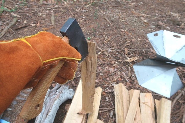手斧を使って薪を小さくカットしている様子