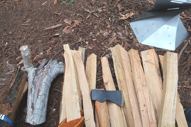 細くカットした薪と手斧