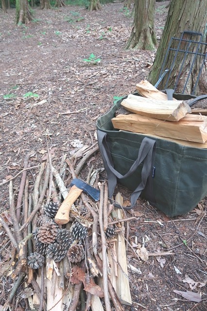 松ぼっくりを使って着火させてみた様子