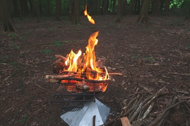 市販の着火剤を使わず松ぼっくりで代用し成功した