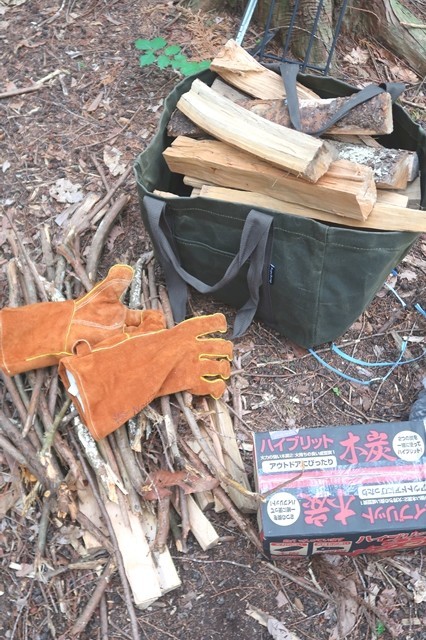 薪を２束購入しキャンプサイトの小枝を集めて焚き火開始