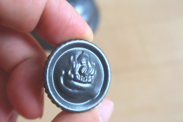 蓋にフェアハンドのロゴが刻印されている