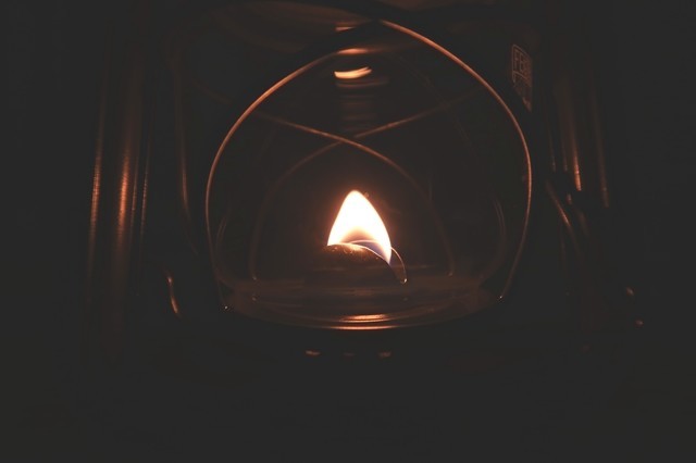 フェアハンドベイビースペシャル276芯の角をハサミでカットし、台形の形すると炎の形が綺麗な三角形になる