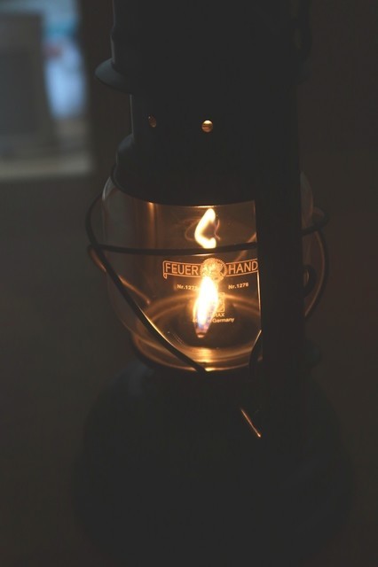 フュアハンドのランタン暖かい光