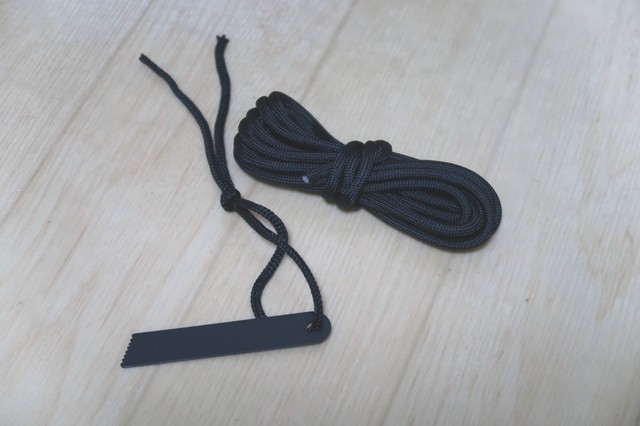 JOKERフルタングナイフファイヤースターターを発火させるブレード