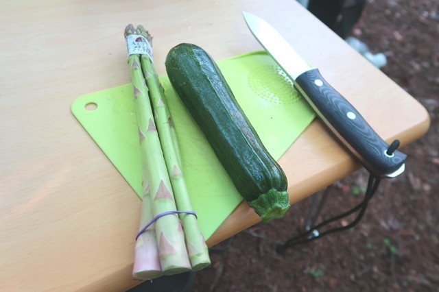 ジョーカーナイフでカットするキャンプ飯の食材