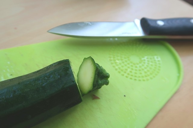 ズッキーニをジョーカーフルタングナイフでカットした様子
