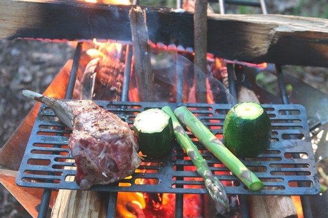 キャンプ料理で肉が焼けてきた状態