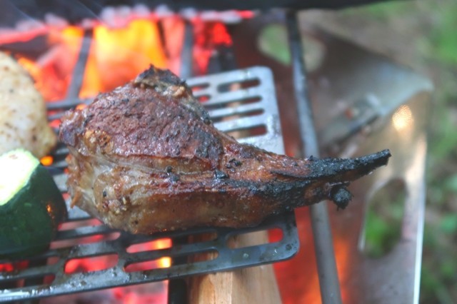 ラム肉が焚き火台で焼けた状態