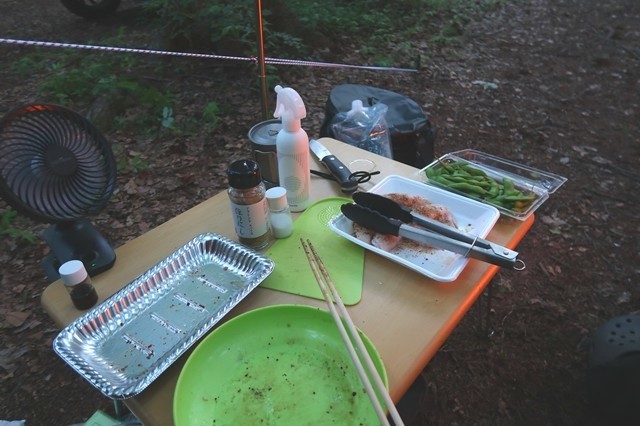 キャンプ料理の台所の様子