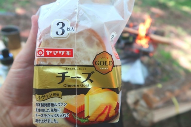 キャンプで食パン