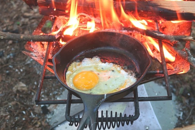 スキレットで目玉焼き調理