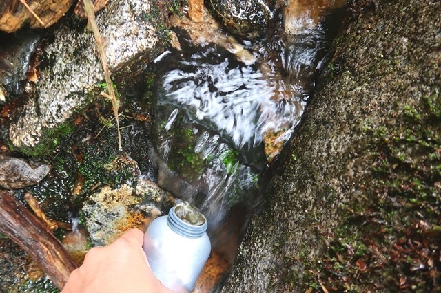 石転びの出合の途中のうまい水