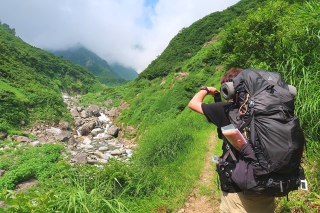 重装備の登山者