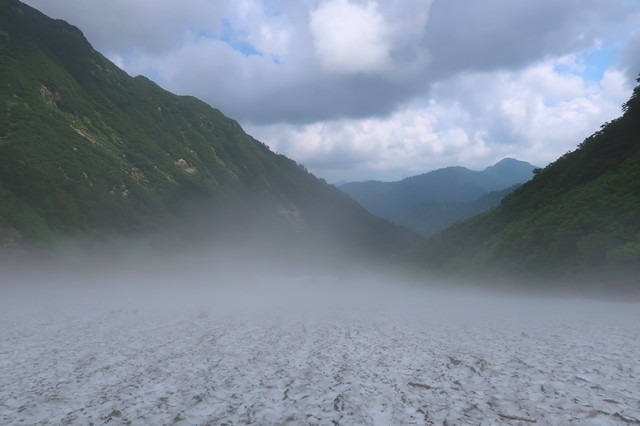 雪渓の表面は温度差で真っ白